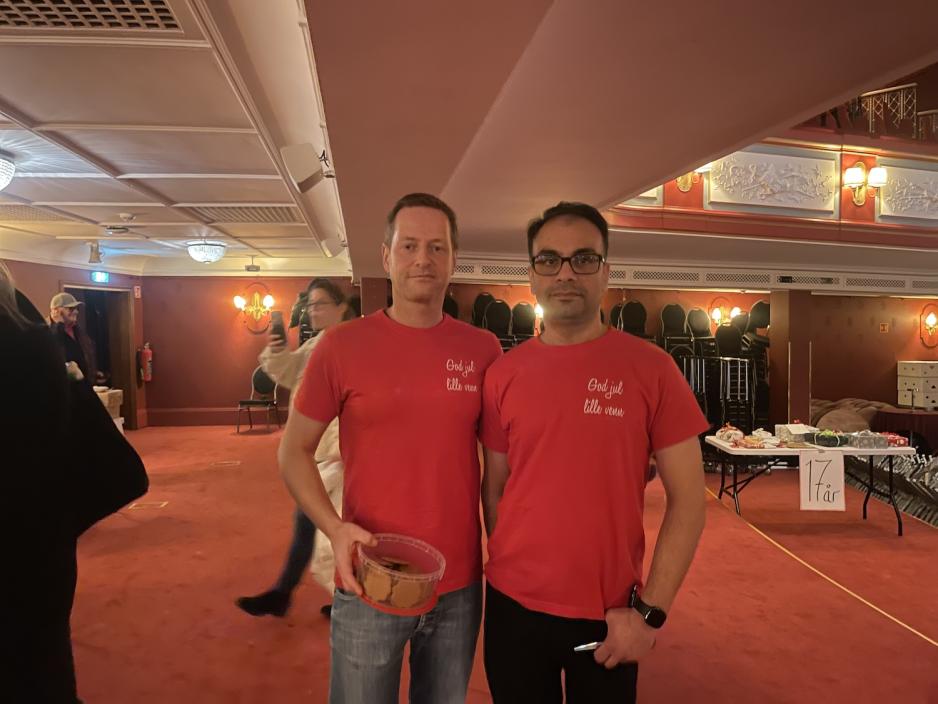 To menn jobber frivillig p&aring; God jul, lille venn