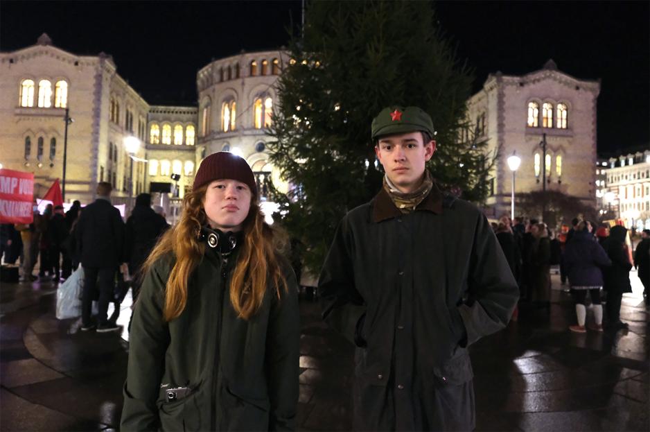 To unge gutter p&aring; en demonstrasjon. 