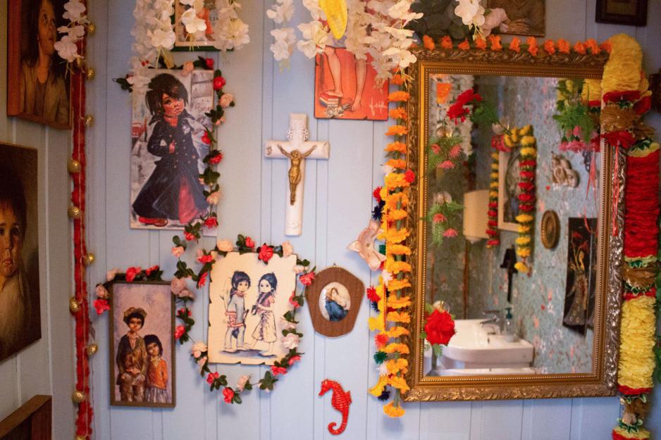 Toalettet p&aring; Arv Kaffe & Retro innredet med haugevis av retro gjenstander.