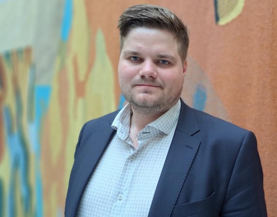 Tobias Drevland Lund fra R&oslash;dt i Stortingets vandrehall. 