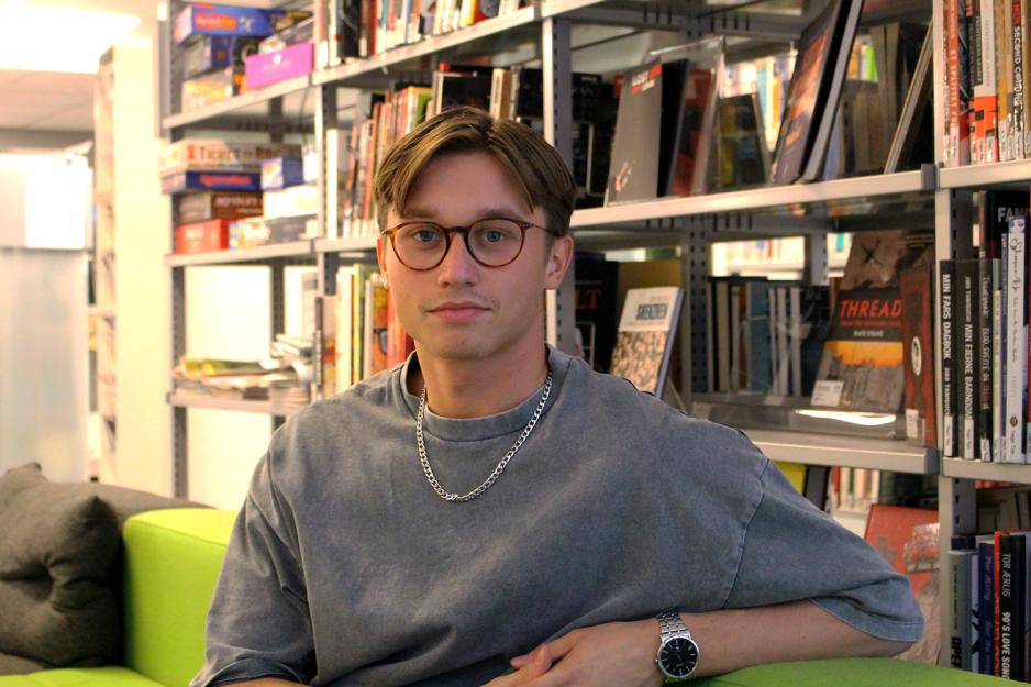 Tobias foran bibliotekb&oslash;ker