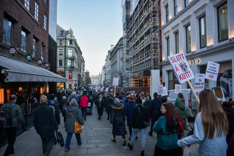 persone rsom g&aring;r tett i tett