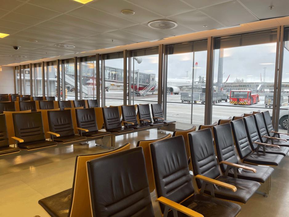 Tomme seter p&aring; flyplassen ved gate