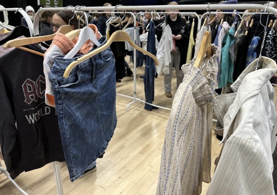 Et klesstativ med f&aring; kl&aelig;r hengende 