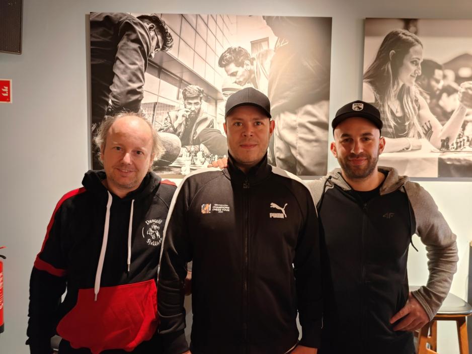 Helge Nordahl, Askild Bryn og Lawrence Trent st&aring;r foran veggen i The Good Knight bar. 