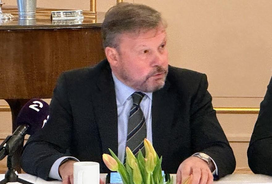  Leder for Forsvars- og sikkerhetsindustriens forening, Torbj&oslash;rn Svensg&aring;rd, sitter ved et langt bord. 