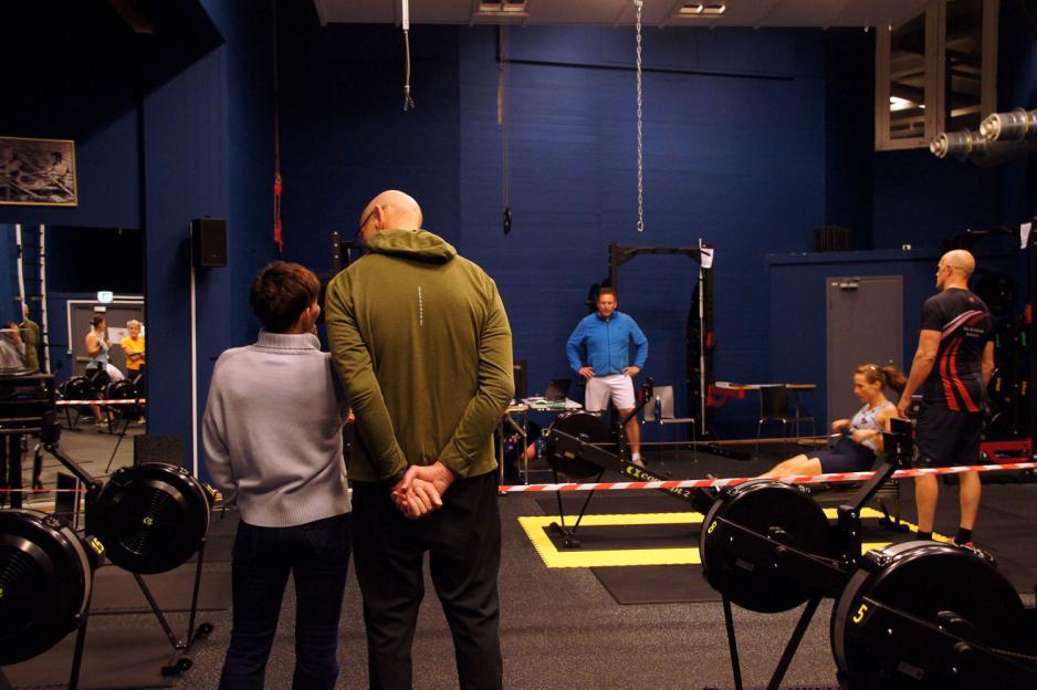 Jorunn og Tore Foss, ser spent p&aring; roerne, som nettop har startet fors&oslash;ket.