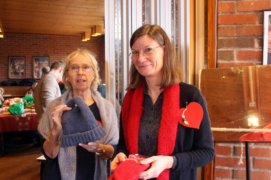 To kvinner p&aring; julemarked