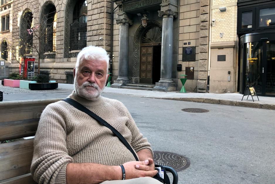 Torleif St&oslash;ylen sitter utenfor Sentralen