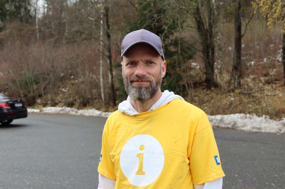 Torleiv Lohne p&aring; snuplassen foran Rustad skole