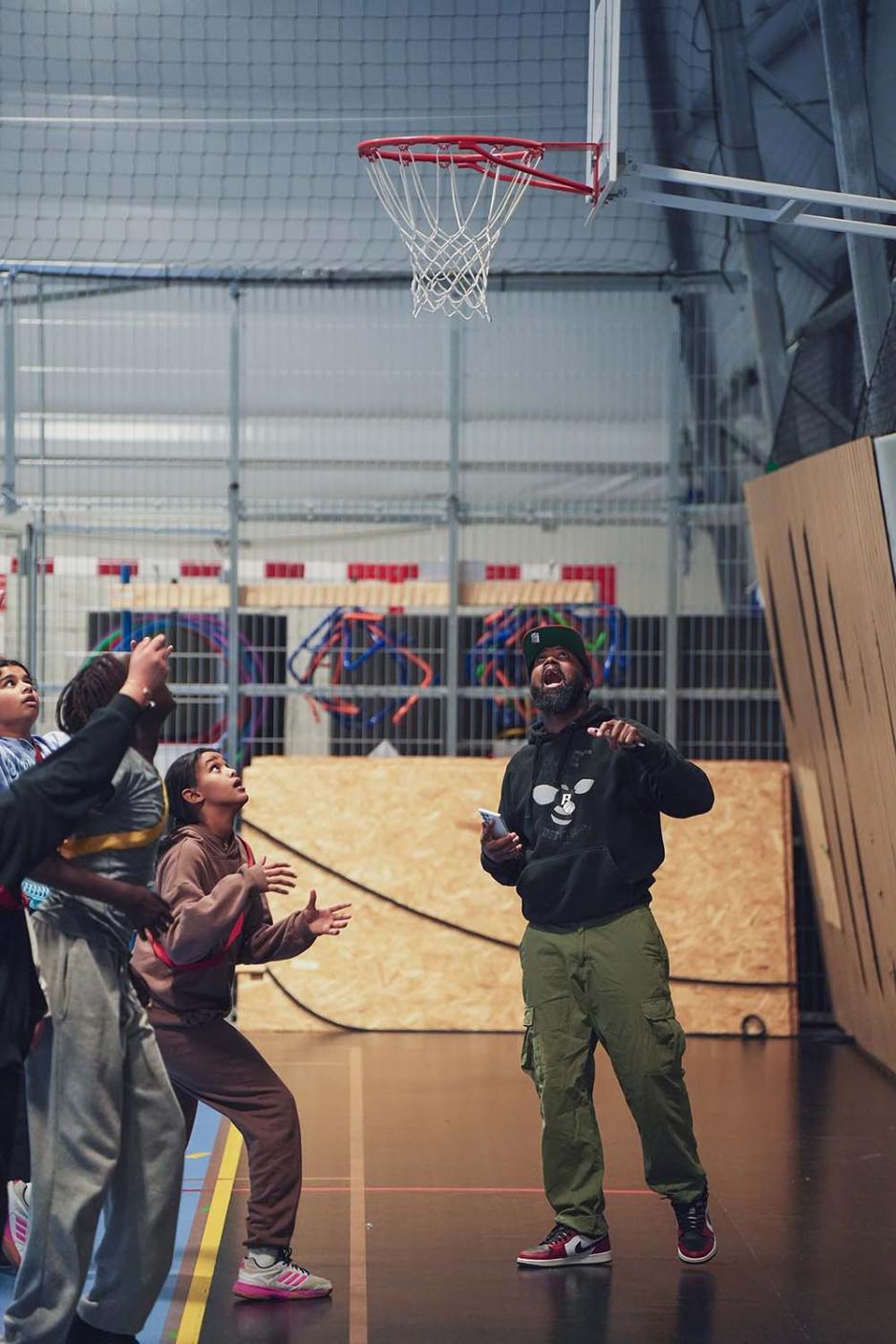 Ungdom spiller basketball i T&oslash;yen Arena