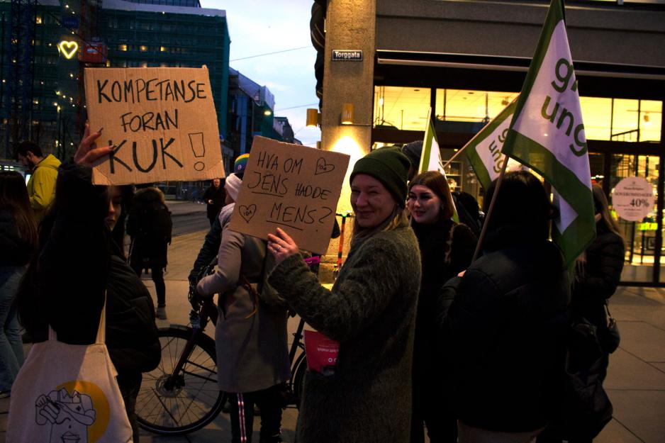 Demonstrantene beveger seg bortover Torggata med godt hum&oslash;r