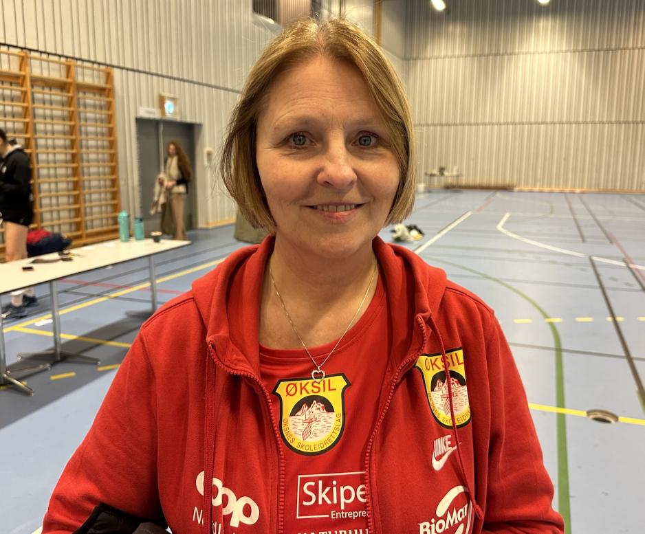 En smilende eldre dam i treningst&oslash;y