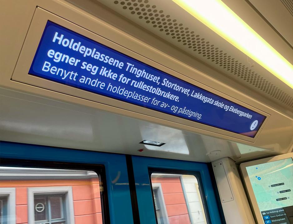 Skilt p&aring; trikken om rullestolutilgjengelighet 