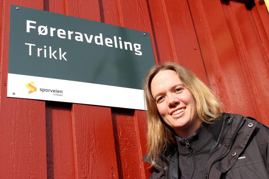 Bilde av trikkef&oslash;rer Emma Svalheim utenfor hvilekontoret p&aring; Holtet