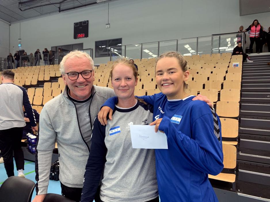 Terje Eriksen (materialforvalter for Nordstrand), Jeanette R&oslash;hmer (trener) og Nora Benjaminsen Lilleng (spiller)