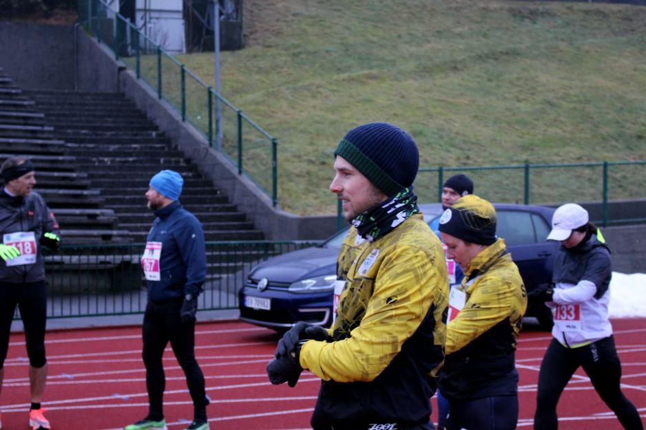 mann holder p&aring; klokke