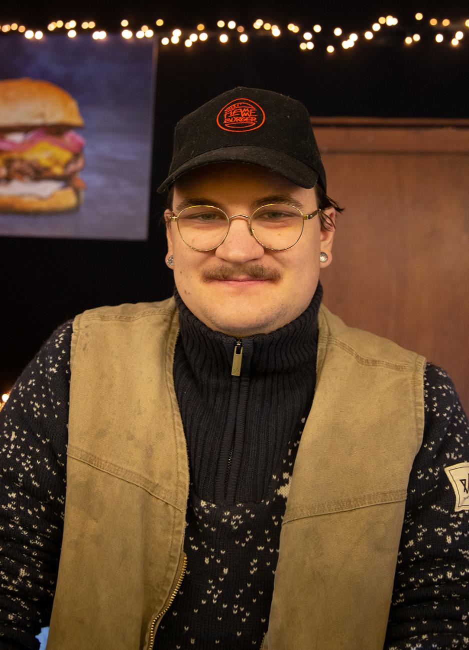 Trygve N&aelig;ss i boden til Flammeburger p&aring; julemarkedet