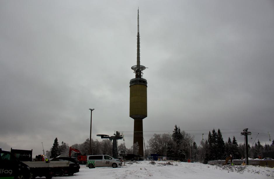 Byggeplass i foten av Tryvannst&aring;rnet. Det er vinter.