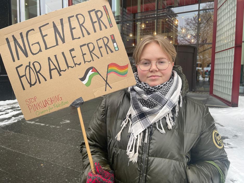 Jente med skilt p&aring; studentstreik for Palestina