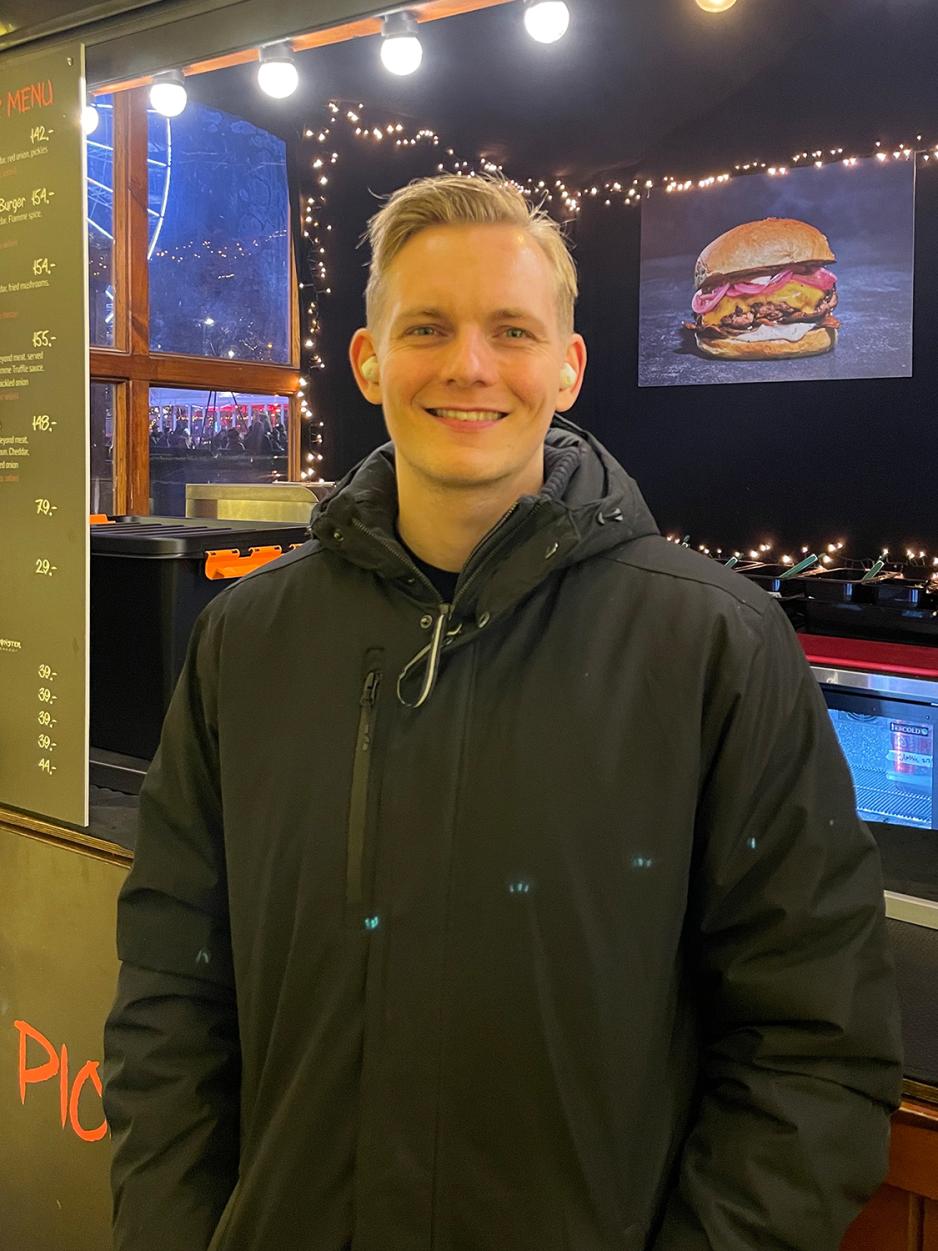 Portrett av Ulfur Gudmundsson utenfor Flamme burger p&aring; julemarked