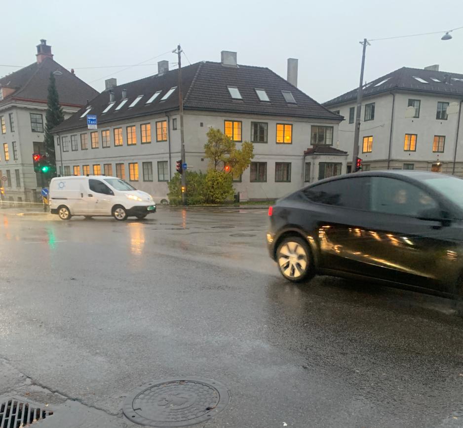 Biler kj&oslash;rer gjennom krysset ved Tannlegeh&oslash;yskolen