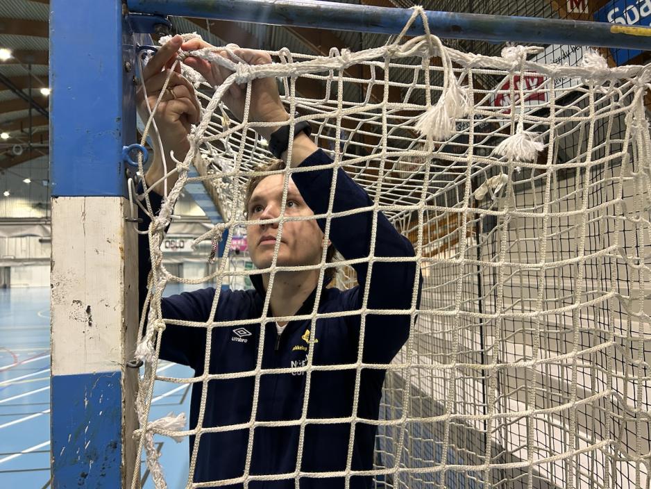 Ulrik R&oslash;d bak et h&aring;ndballnett