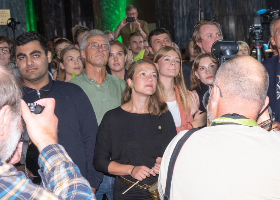 Bilde av Une Bastholm blandt publikum p&aring; valgvaken