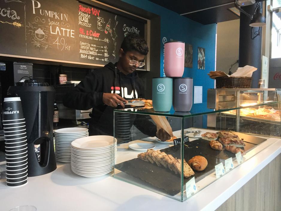 Ungdomsskoleelev p&aring; jobb p&aring; Deiglig Fyrhuset, selger ogs&aring; bakervarer under OD-dagen.