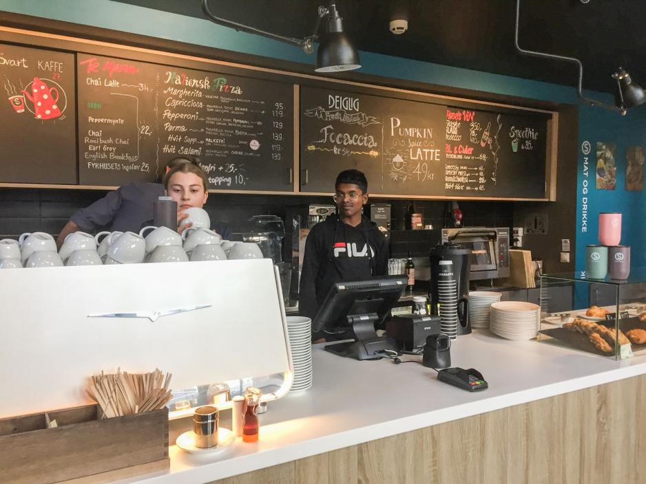 To ungdomsskoleelever demonstrerer arbeidet de gjorde p&aring; Deiglig Fyrhuset, hvor de jobbet under &aring;rets OD-dag. 