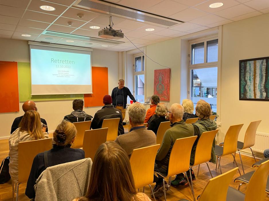 Psykiater Lars Lindroth holder foredrag under den offisielle &aring;pningen.