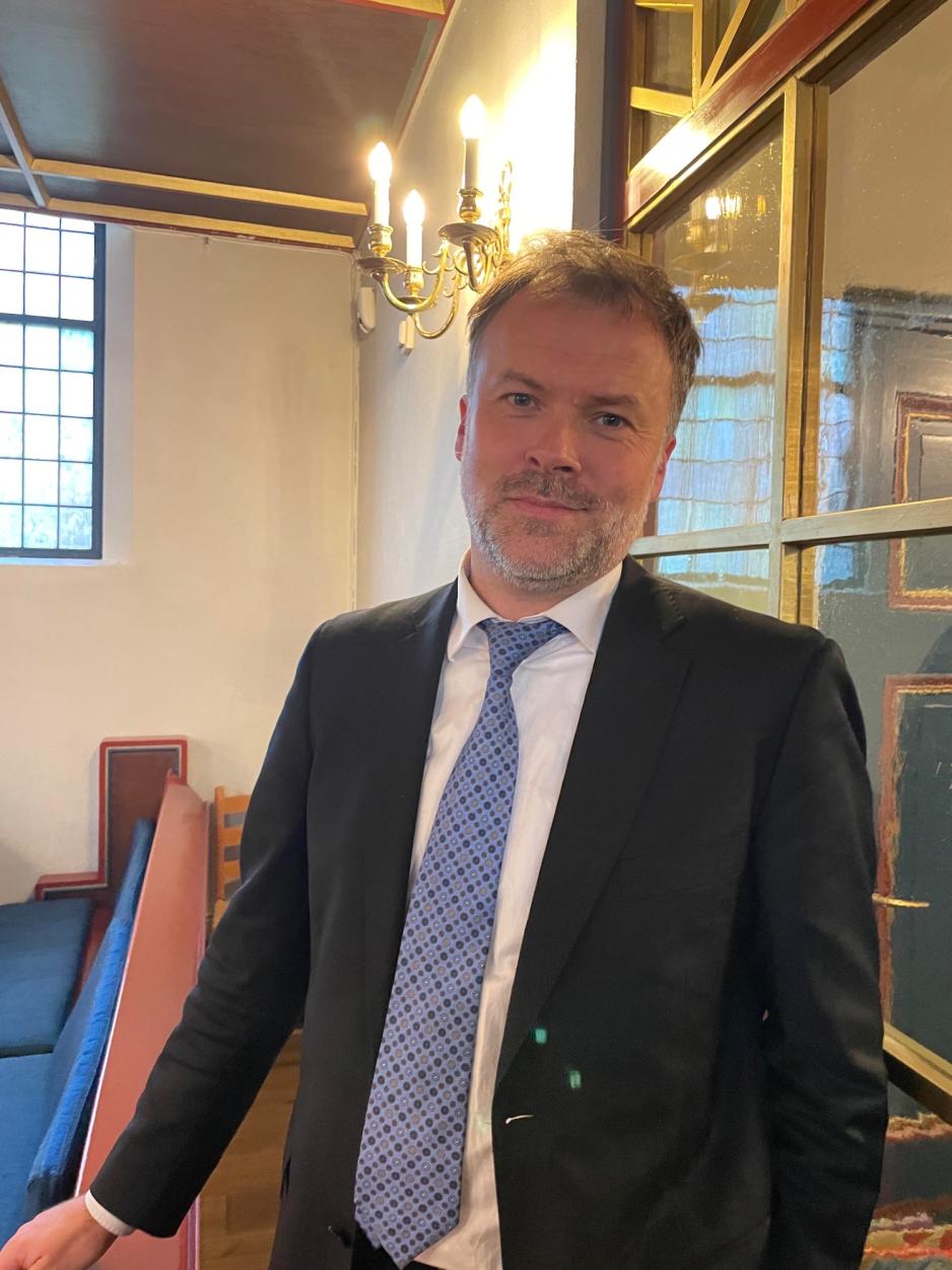 Bildet viser han som er kantor (organist) i R&oslash;a og S&oslash;rkedalen Kirke.