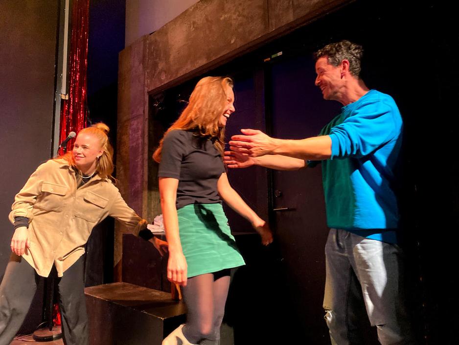 Jente p&aring; scene