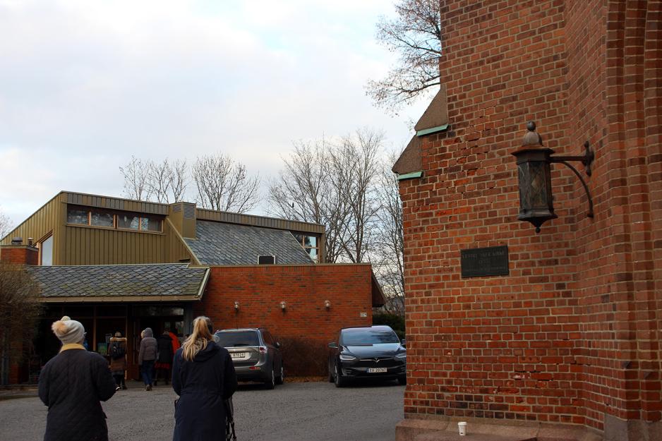 Folk p&aring; vei inn til julemarked