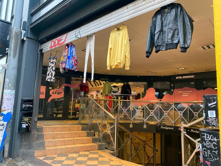 Bilde av kl&aelig;r som henger fra taket utenfor prisl&oslash;s