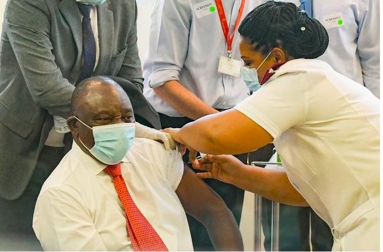 Vaksinasjon av en s&oslash;rafrikansk borger i Cape Town