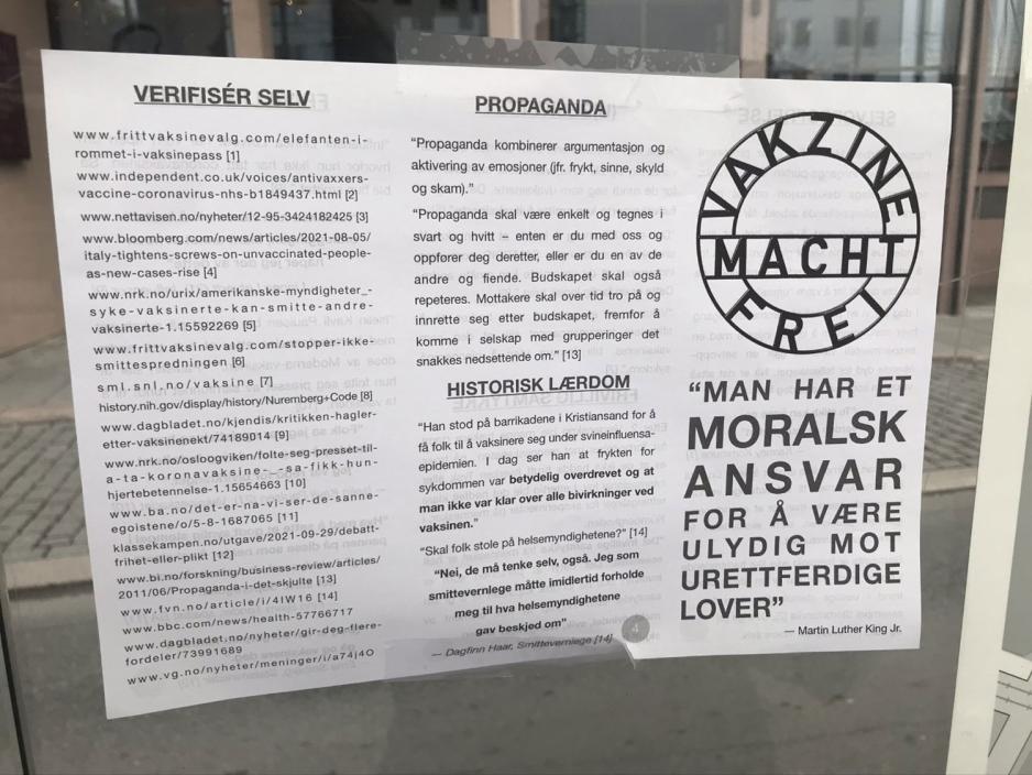 Oppslag der det st&aring;r "Vakzine Macht Frei"