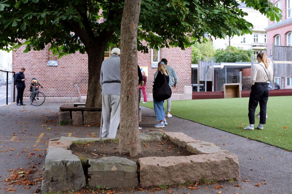 Bilde av veljarar som venter p&aring; at vallokala skal opne. 