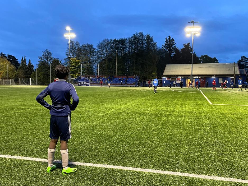 Varunaan fikk ikke starte den f&oslash;rste kampen sin etter kollapsen, og m&oslash;tte n&oslash;ye seg med &aring; se starten av kampen fra siden. 