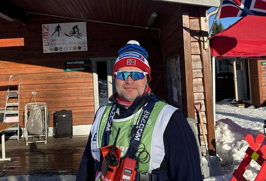Vegar Johansen foran skibua p&aring; Nes