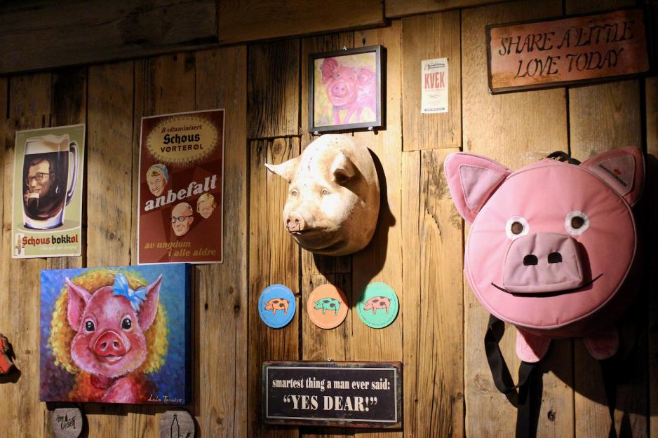 Mange ulike griser p&aring; en vegg