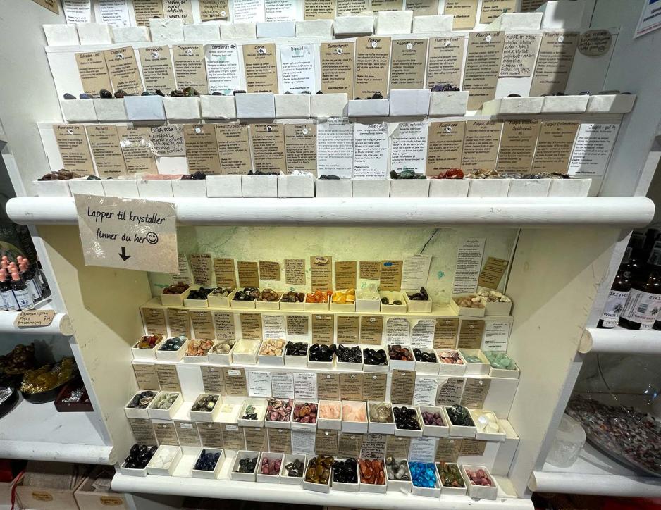 bokser med krystaller p&aring; hyller p&aring; en vegg