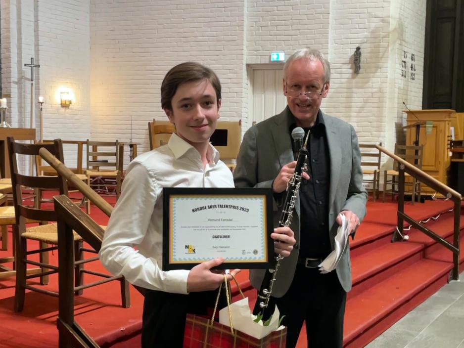 Gutt f&aring;r pris av eldre mann