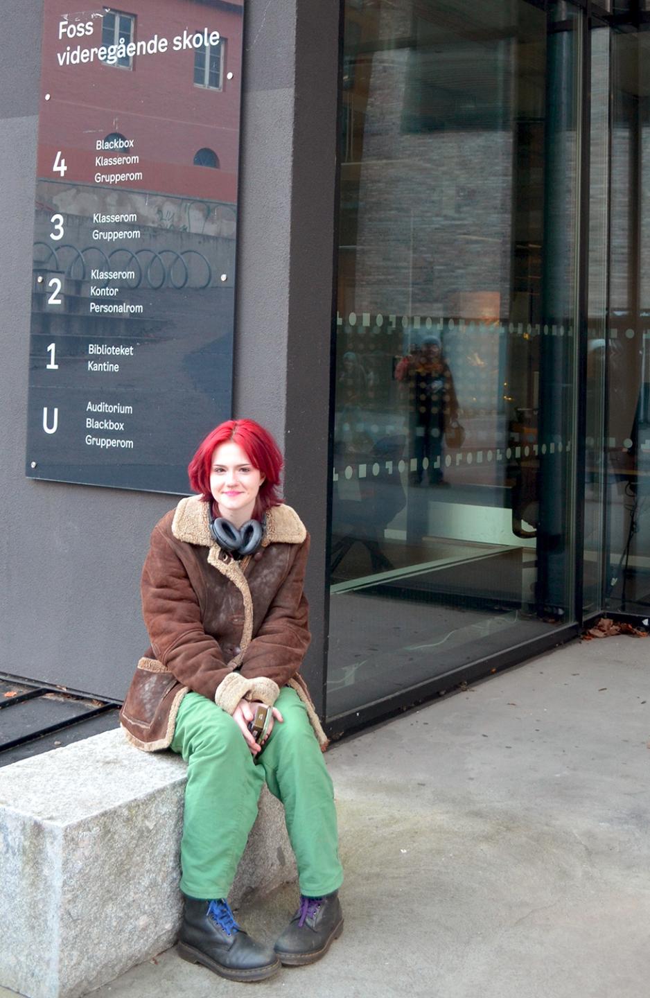 Elev foran Foss viderg&aring;ende skole.