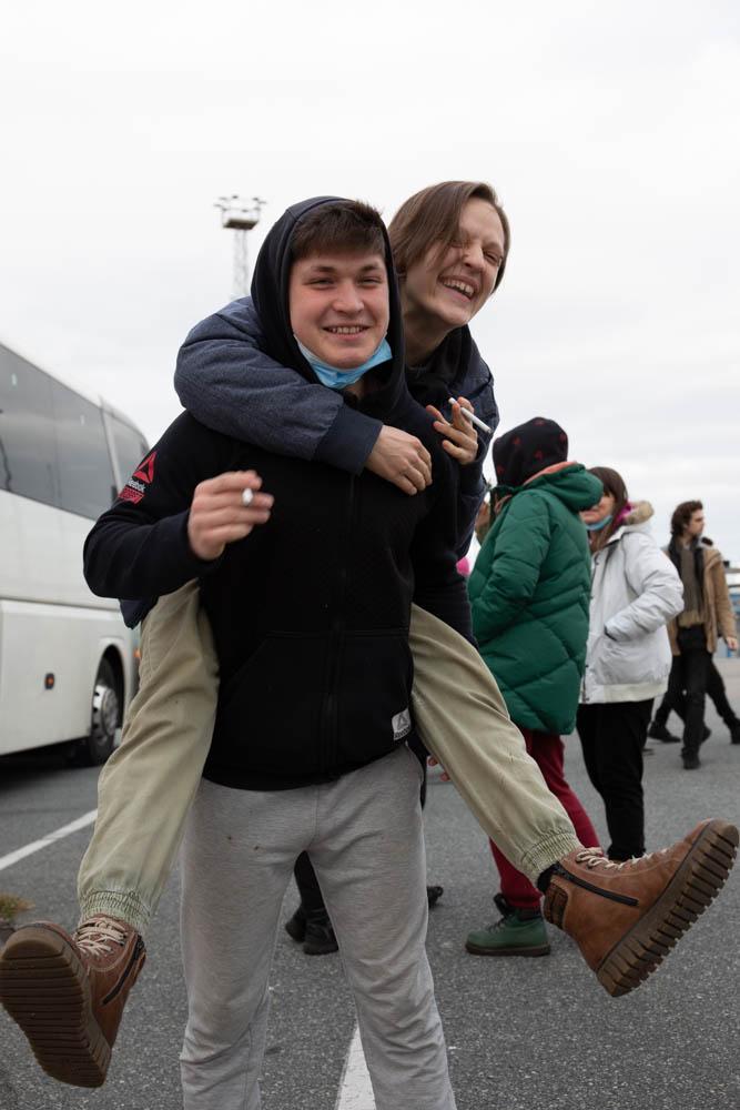 Hrodzitska sitter p&aring; ryggen til kompisen hennes, som ogs&aring; er en ukrainsk flyktnting.