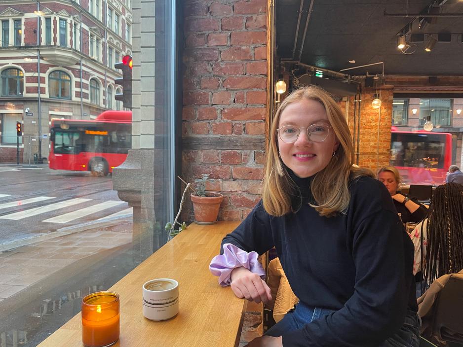 Victoria &Oslash;verby Steinland sitter p&aring; kafe