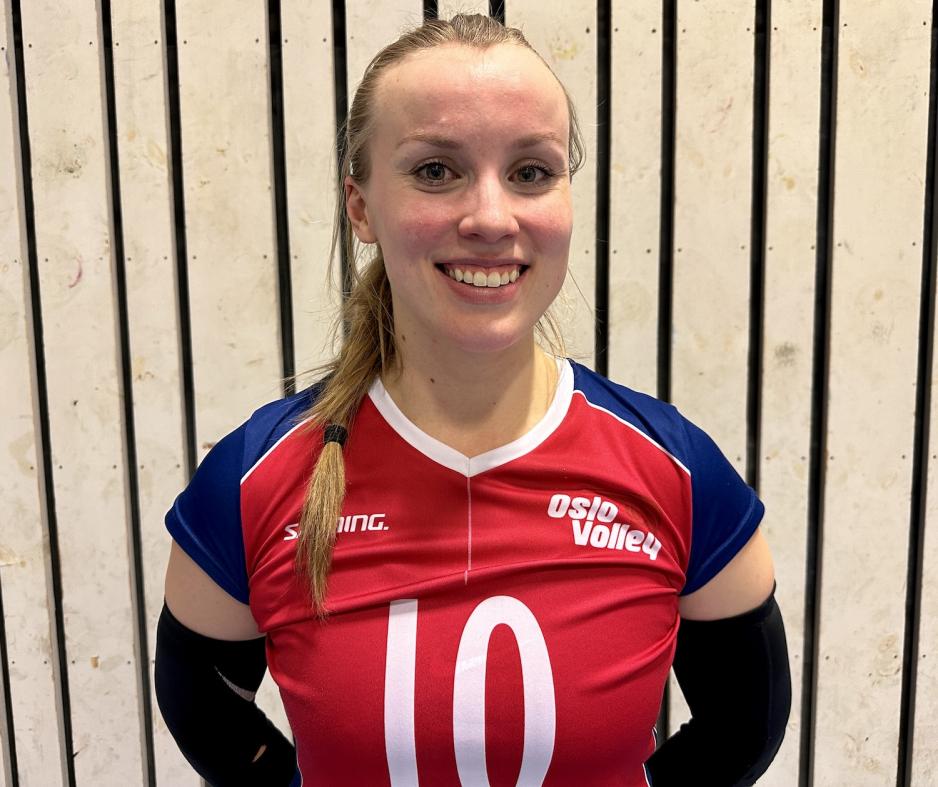 En smilende ung dame etter &aring; ha vunnet en volleyballkamp