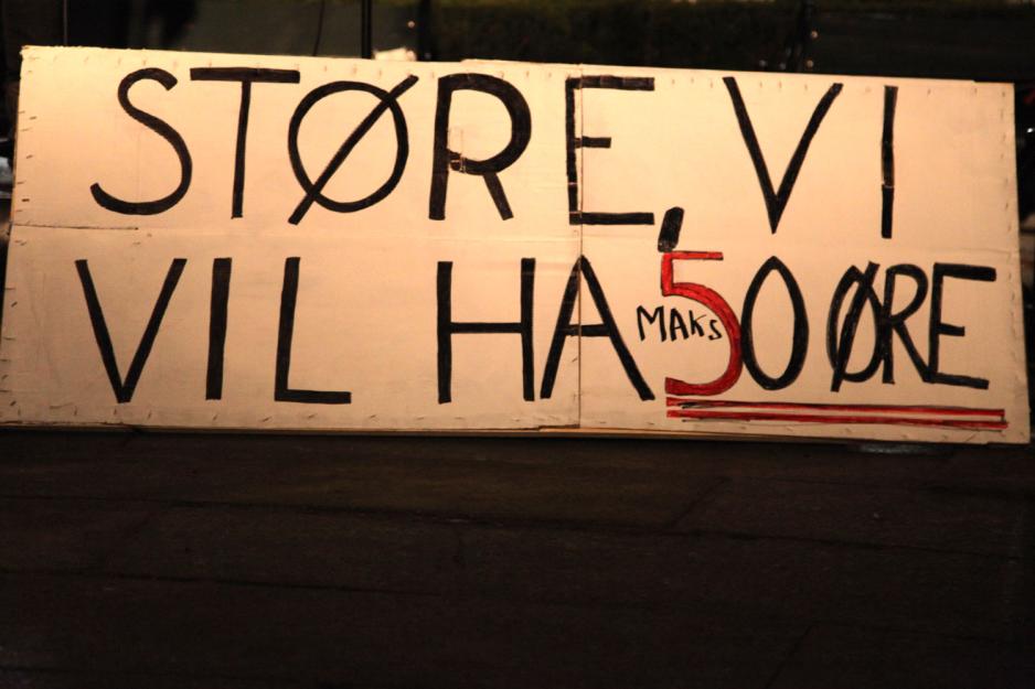 Parole hvor det st&aring;r 2St&oslash;re, vi vil ha 50 &oslash;re!