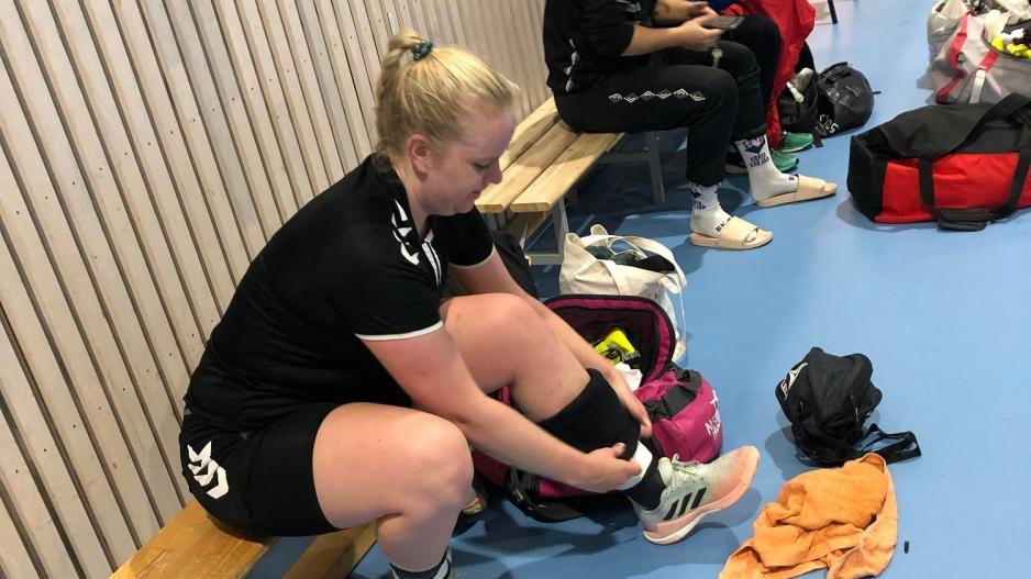 Vilde Isaksen tar p&aring; seg knebeskytter. 