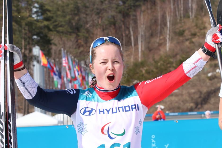 Paralangrennsl&oslash;per Vilde Nilsen rekker armene i v&aelig;ret og jubler. 